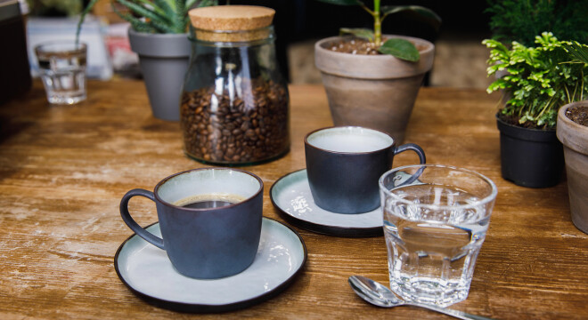 Dlaczego do espresso podaje się wodę?