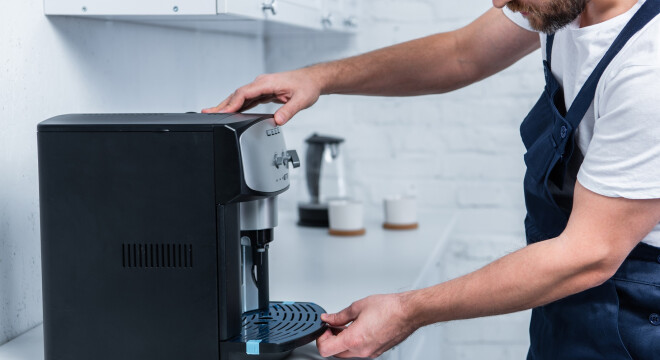 Woda w tacce na skropliny - Ekspres DeLonghi
