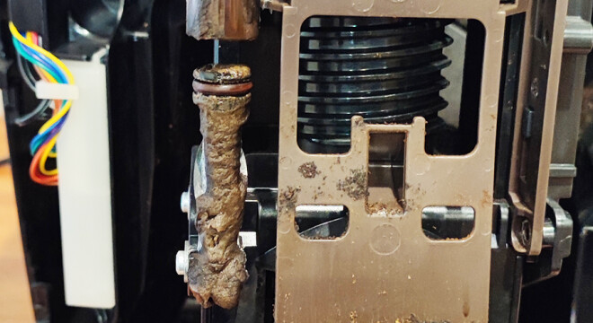 Z ekspresu leci woda zamiast kawy