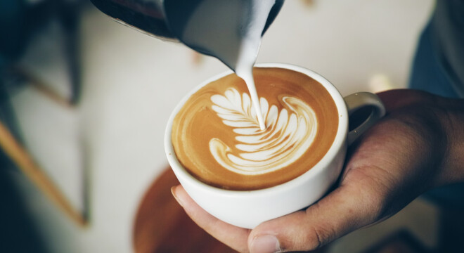 Jak zrobić wzorki na kawie, czyli sztuka latte art